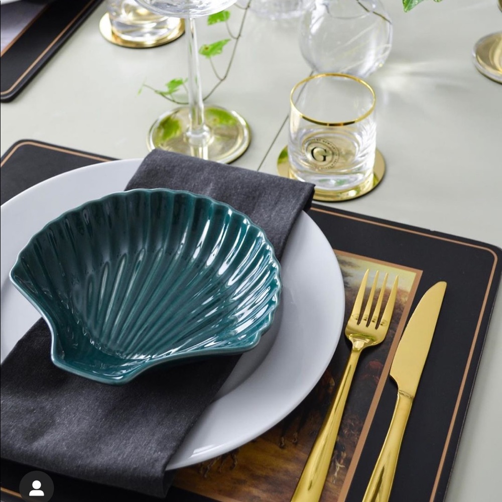 H & M shell plate NWT